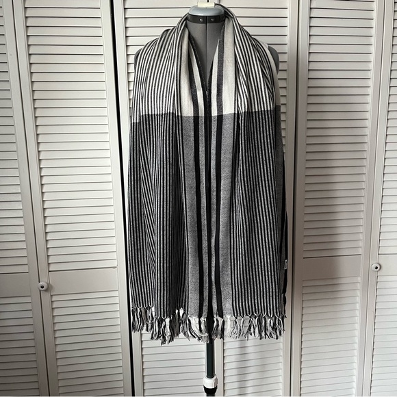 CRC Wool striped fringed scarf - Picture 3 of 10